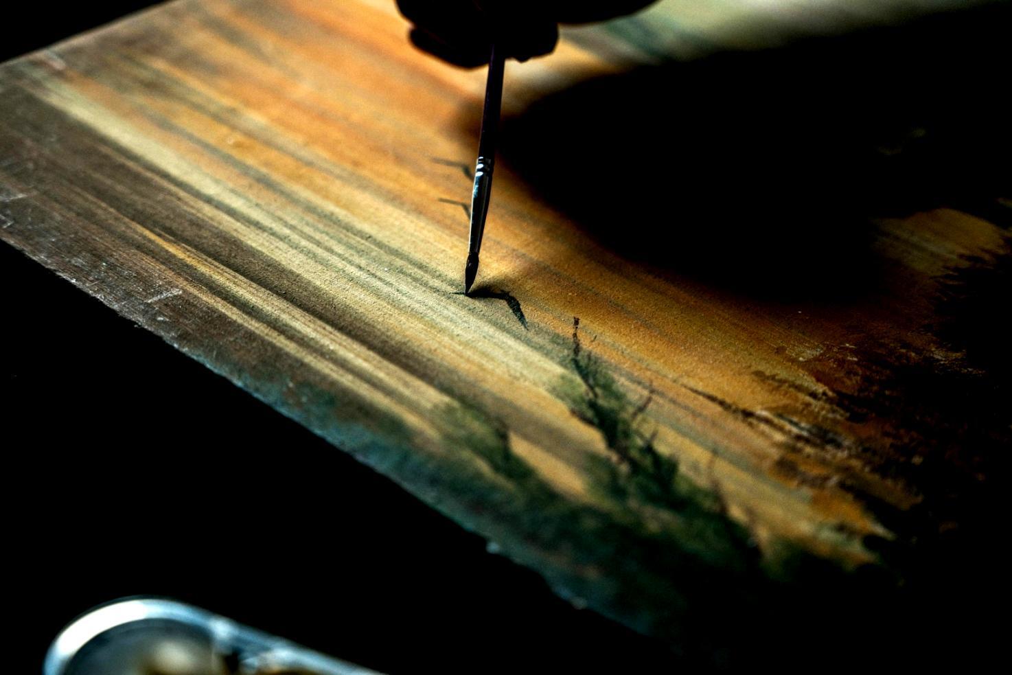 Studente al lavoro su un ritratto durante una sessione pratica in atelier