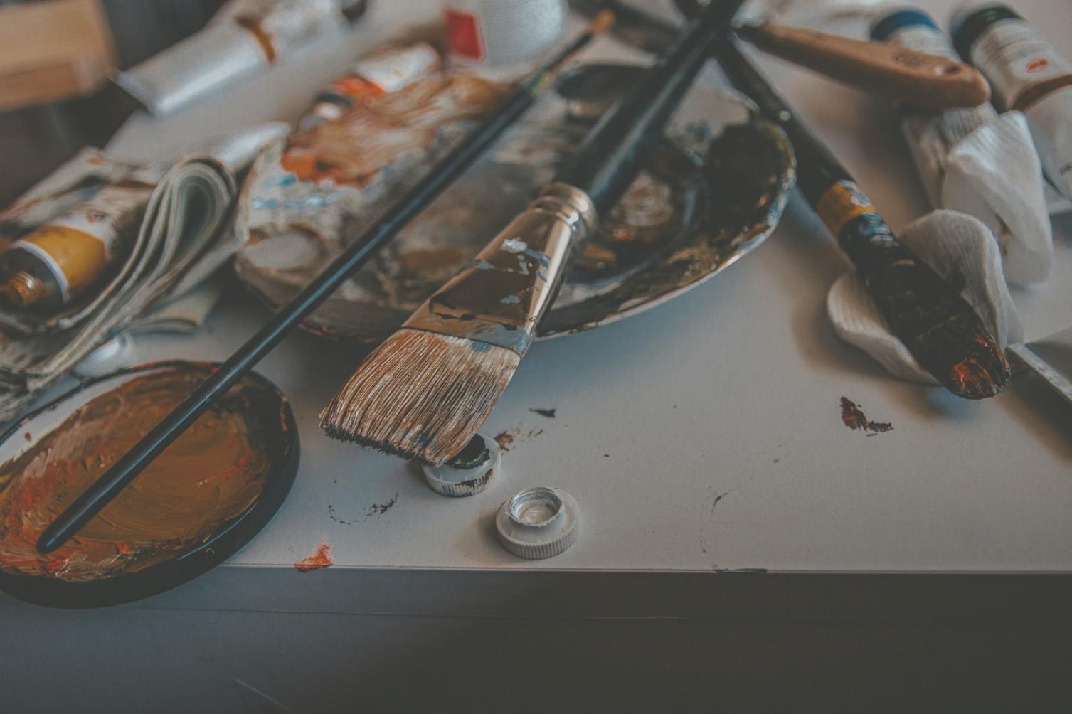 Disegno dettagliato che mostra le fasi di costruzione di un ritratto