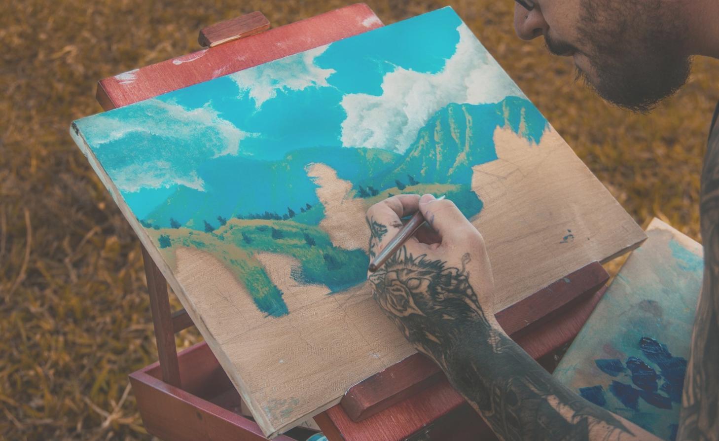 Ambiente accogliente del nostro studio con materiali da disegno e opere esposte